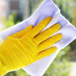 Wie man Fenster wie ein Profi putzt